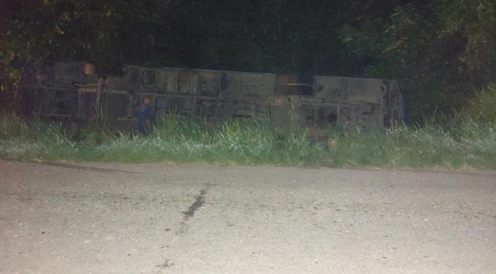 El ómnibus 8 429 de la Terminal Guanabo, que realizaba el recorrido de la ruta A64, se volcó en la carretera de Campo Florido, provocando lesiones a seis pasajeros.