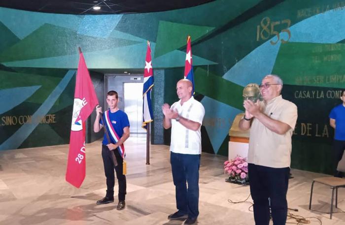 Abanderan delegación de La Habana al X Congreso de los CDR