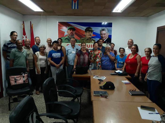 Personas en el acto de reconocimiento a Dora González Lanza, trabajadora en la Dirección Provincial de Propaganda y Eventos del Partido.
