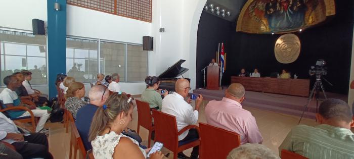Personas en el acto de inicio de curso