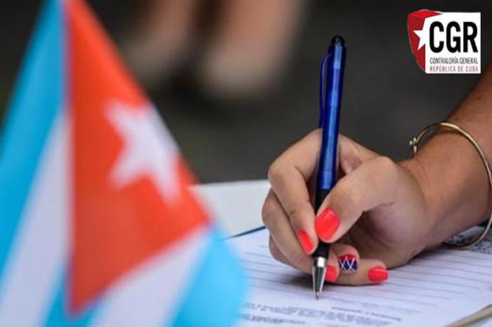 Mano de una persona que escribe, bandera cubana