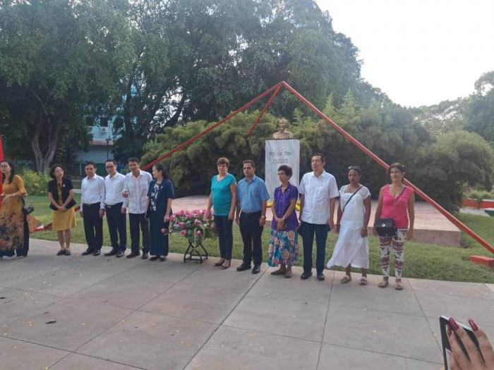 Personas en el homenaje a Ho Chi Minh