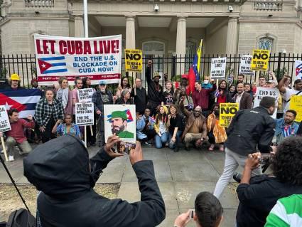 Solidaridad frente a embajada de Cuba en Washington
