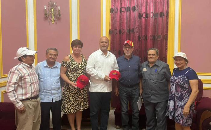 Gerardo Hernández Nordelo recibe a delegación ecuatoriana invitada al congreso cederista