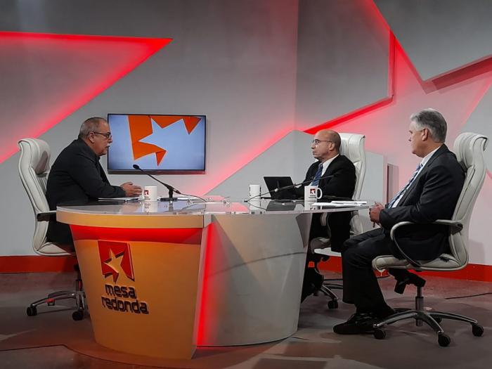 El viceprimer ministro y ministro de Economía, Alejandro Gil Fernández, y el ministro de Energía Minas, Vicente de la O Levy, comparecen este miércoles en la Mesa Redonda para abordar temas de interés para nuestro pueblo.