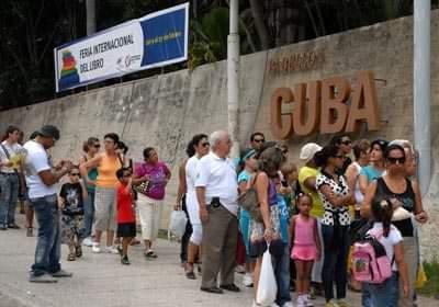 Personas a la entrada del Pabellón Cuba