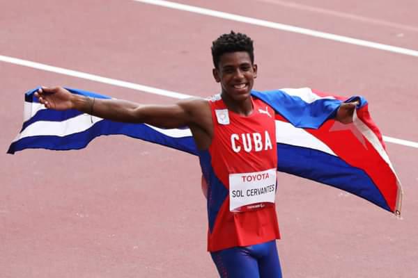 Paratleta Robiel Yankiel Sol con la bandera cubana
