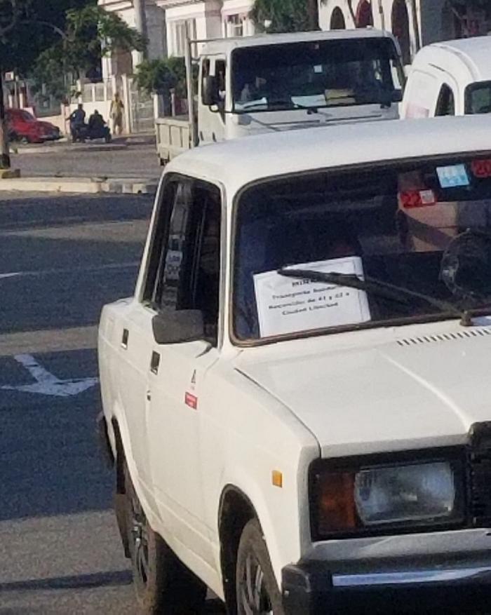 Carro con un cartel que dice transporte solidario