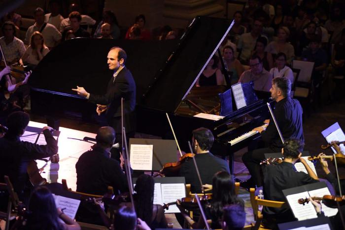 Javier Negrín junto a la Orquesta Lyceum de La Habana.