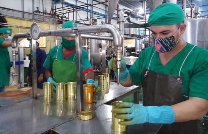 Personas trabajando en una fábrica
