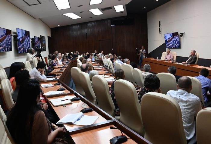 Díaz-Canel en reunión con científicos y expertos de salud