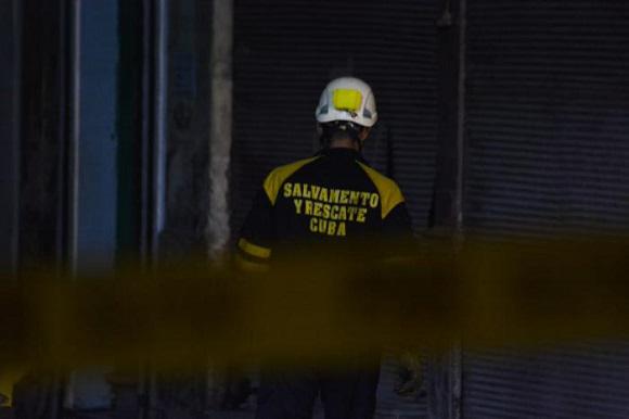 Un miembro de la brigada de Salvamento y rescate de Cuba