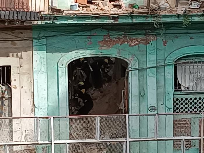 Rescatistas dentro del edificio derrumbado