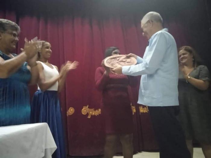 El diputado José Amado Riol recibió la distinción Diez de Octubre.