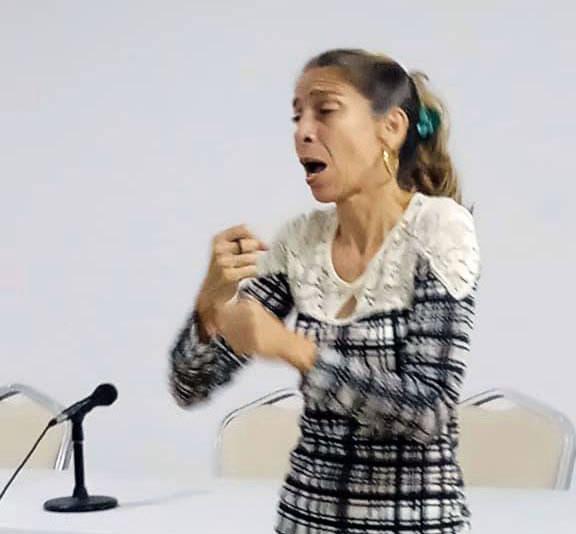 El instructor de LSC es una persona sorda con modelo comunicativo idóneo para establecer la comunicación con quienes portan una discapacidad auditiva.
