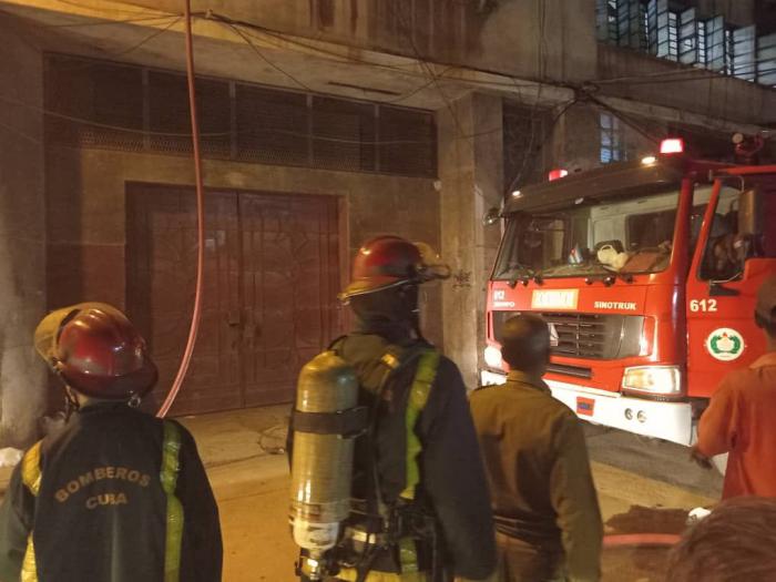 Bomberos en el lugar del hecho.