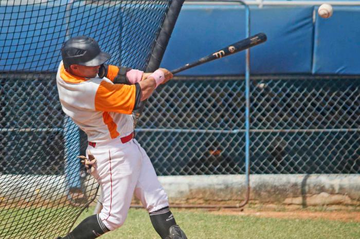 Pelotero bateando