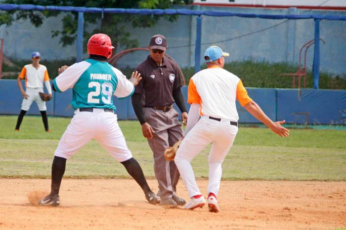 Jugadores y árbitro en el campo