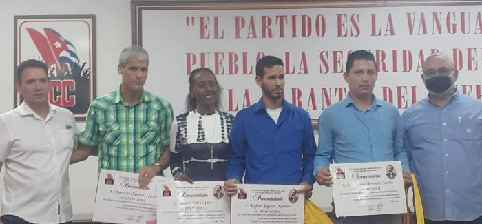 Alumnos integrales con diploma de reconocimiento junto a Torres Iríbar