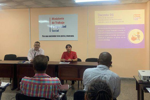 Informan sobre decreto contra la discriminación, violencia y acoso laboral