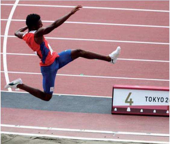 Habanero Robiel Yankiel Sol Cervantes en un salto de longitud.