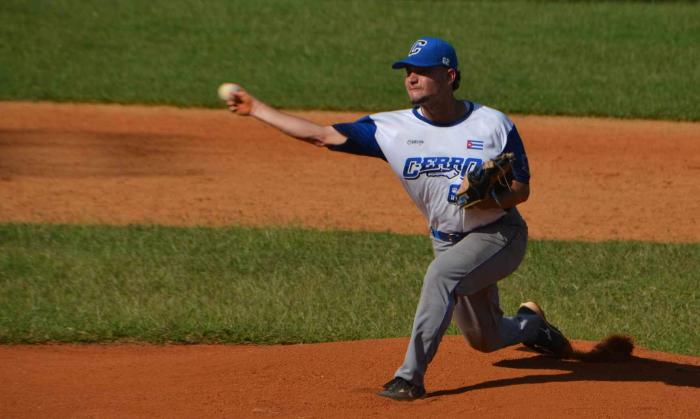 Jugador al campo coge la pelota