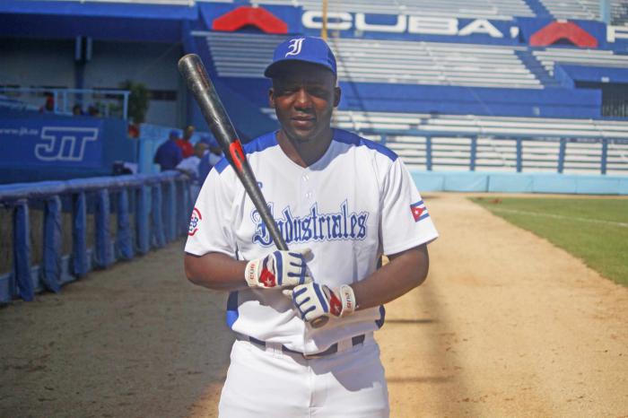 Cienfueguero Yoasnier Pérez en el equipo Industriales