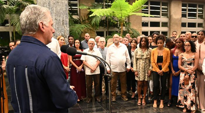  El primer secretario del Comité Central del Partido Comunista y presidente de la República, Miguel Díaz-Canel Bermúdez, recibió en la noche de este martes en el Palacio de la Revolución a medallistas de los Juegos Panamericanos de Chile