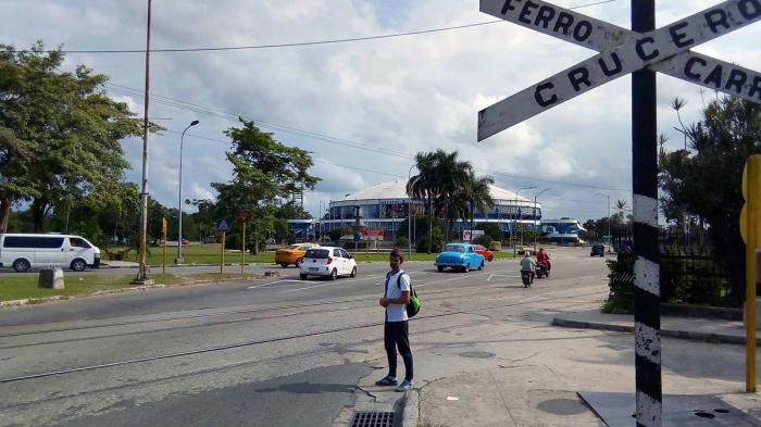 Persona cruzando la calle