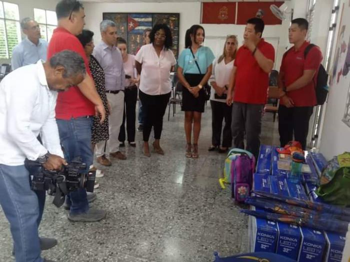 Dona China televisores para escuela especial de La Habana