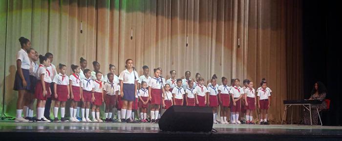 El Coro Nacional Infantil en la velada político cultural de las FAR de Homenaje a Fidel.