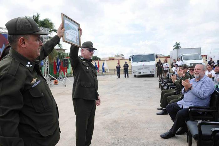 El miembro del Buró Político del Comité Central del Partido Comunista de Cuba y Ministro del Interior General de División Lázaro Alberto Álvarez Casas, entregó un reconocimiento a SEPSA con motivo de su aniversario 30.