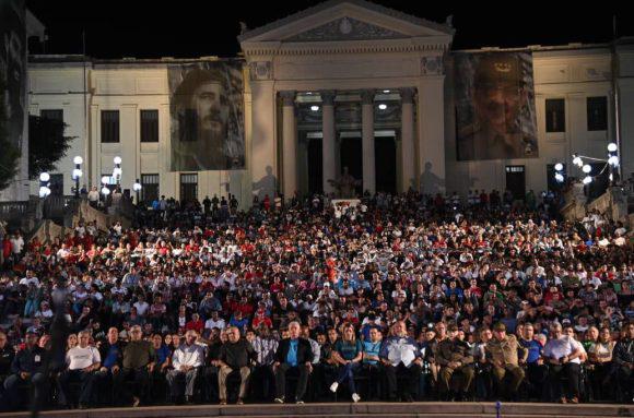 Homenaje a Fidel en escalinata de la Universidad de La Habana