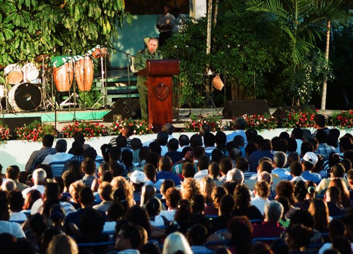 Fidel en inauguración del primer curso de Trabajadores Sociales, en Cojímar, el 10 de septiembre del año 2000