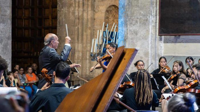 Guido López-Gavilán junto a Orquesta de Cámara Música Eterna y la violinista Lissy Abreu.