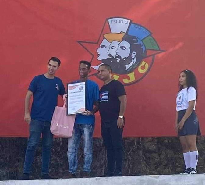 Una persona recibe un reconocimiento