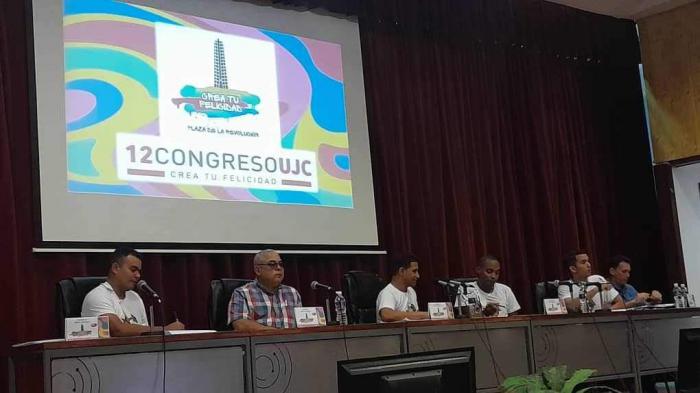 Presidencia en la Asamblea al 12 congreso de la UJC en Plaza de la Revolución