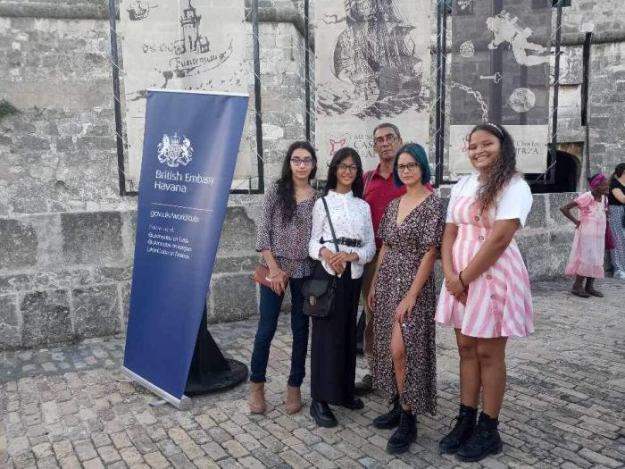 Distinguidas con el Gran Premio del concurso de artes visuales son estas alumnas de San Alejandro: (de izquierda a derecha) Viena Aragüés, Aitana Sánchez Moreno, Gabriela Alba Rojas y Delianis Morales. Al centro el director de la institución Julio Cesar Pérez Esponda.