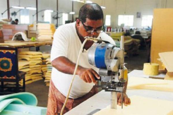 Hombre con una herramienta