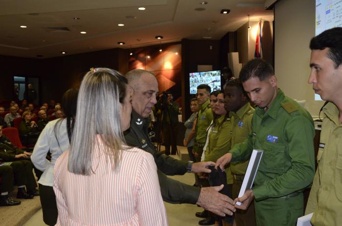Los miembros del Comité Central del Partido Comunista de Cuba General de Brigada Jesús Manuel Buron Tabit, viceministro del Interior, y Aylin Álvarez García, primera secretaria del Comité Nacional de la UJC, entregaron reconocimientos a los jóvenes delegados de la institución armada que asistirán al Duodécimo Congreso de la UJC.