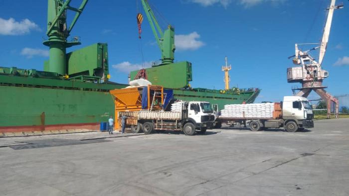 Buque de arroz en el puerto de La Habana