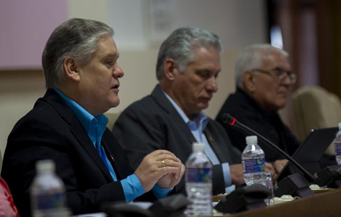 Alejandro Gil y Díaz-Canel en Comisión de Economía de la Asamblea Nacional. Foto: Ismael Francisco/ Cubadebate.