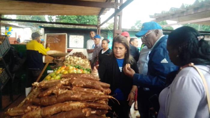 Recorrió vicepresidente cubano mercados de La Habana