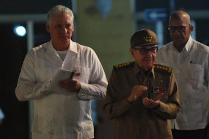 Raúl y Díaz-Canel en acto por aniversario 65 de la Revolución