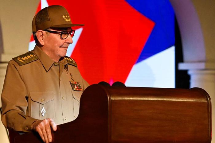 Raúl Castro en el acto realizado por el aniversario 65 del triunfo de la Revolución.