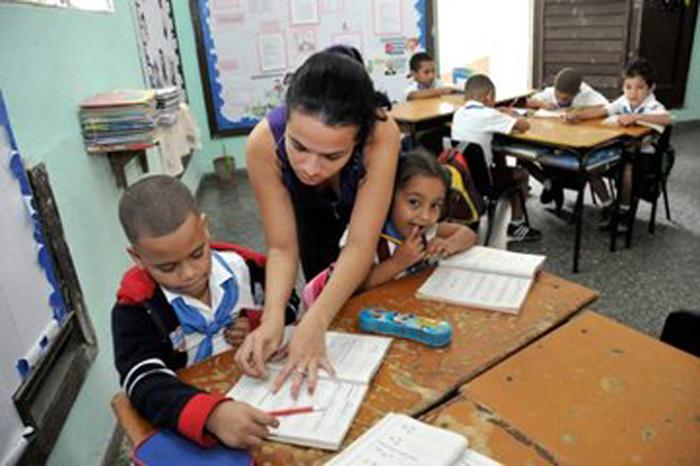 Maestra en un aula con estudiantes de primaria