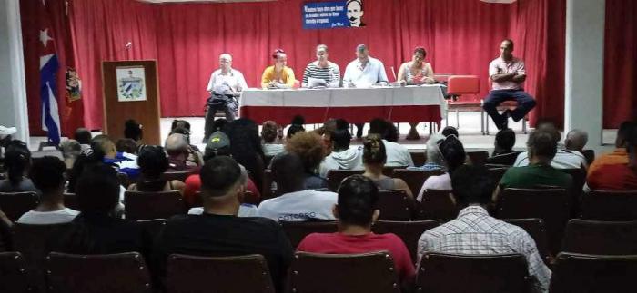 Presidencia y participantes en el Balance anual de la Dirección Municipal de Deportes de Cotorro