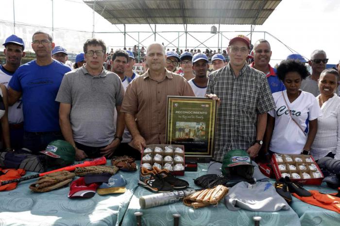 Proyecto Reg's Wish dona implementos deportivos a equipo de béisbol del Cerro