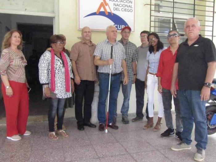 Participantes en el acto donde se entregó el donativo