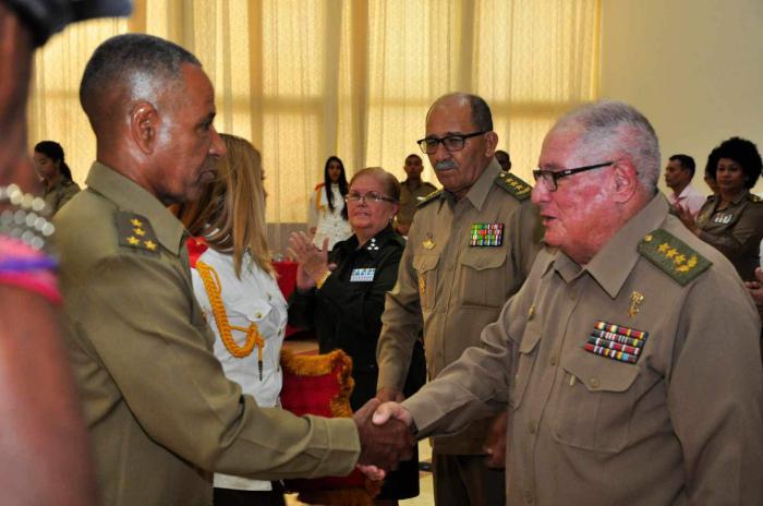 El miembro del Buró Político Héroe de la República de Cuba y ministro de las FAR, General de Cuerpo de Ejército Álvaro López Miera, reconoce la labor científica y tecnológica.